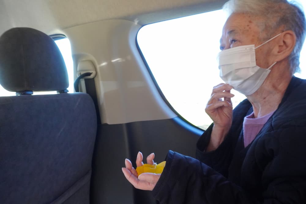 イチョウの落ち葉を手に乗せて嬉しそうな入居者さん