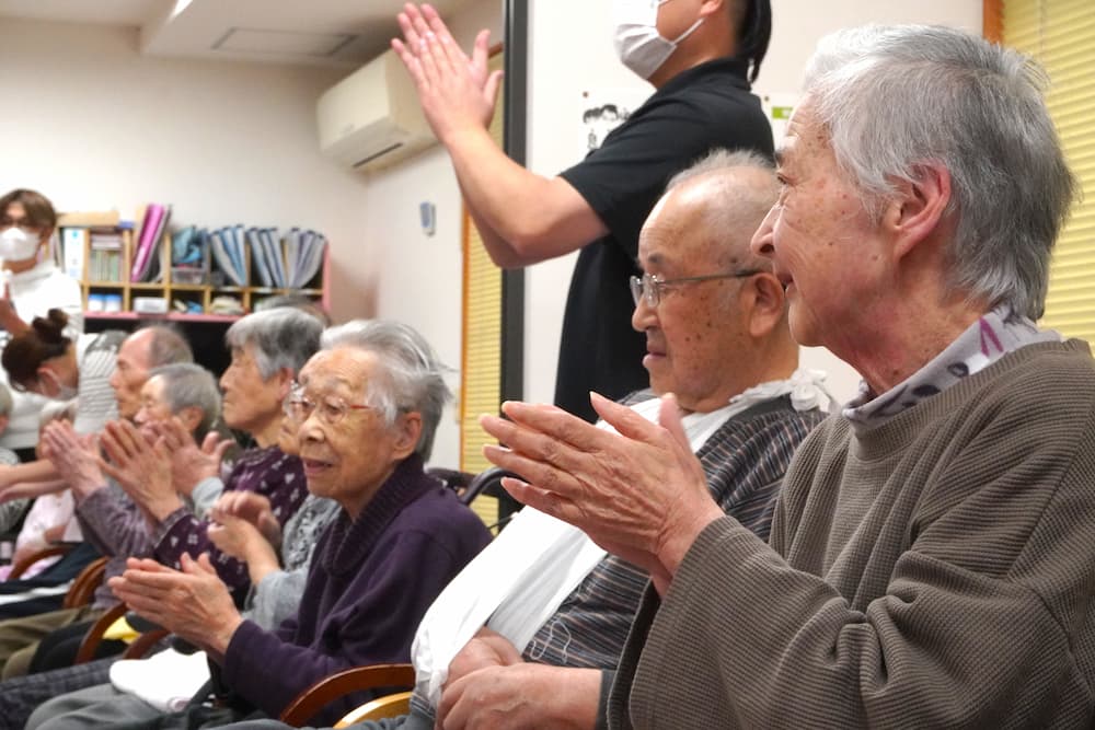 大きな拍手の音も響きます。