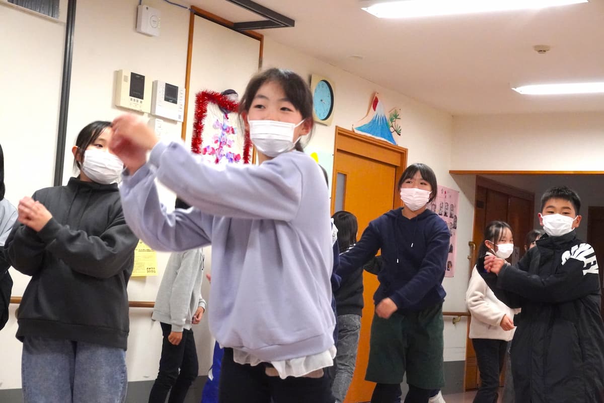 大きく体を使って踊ります。