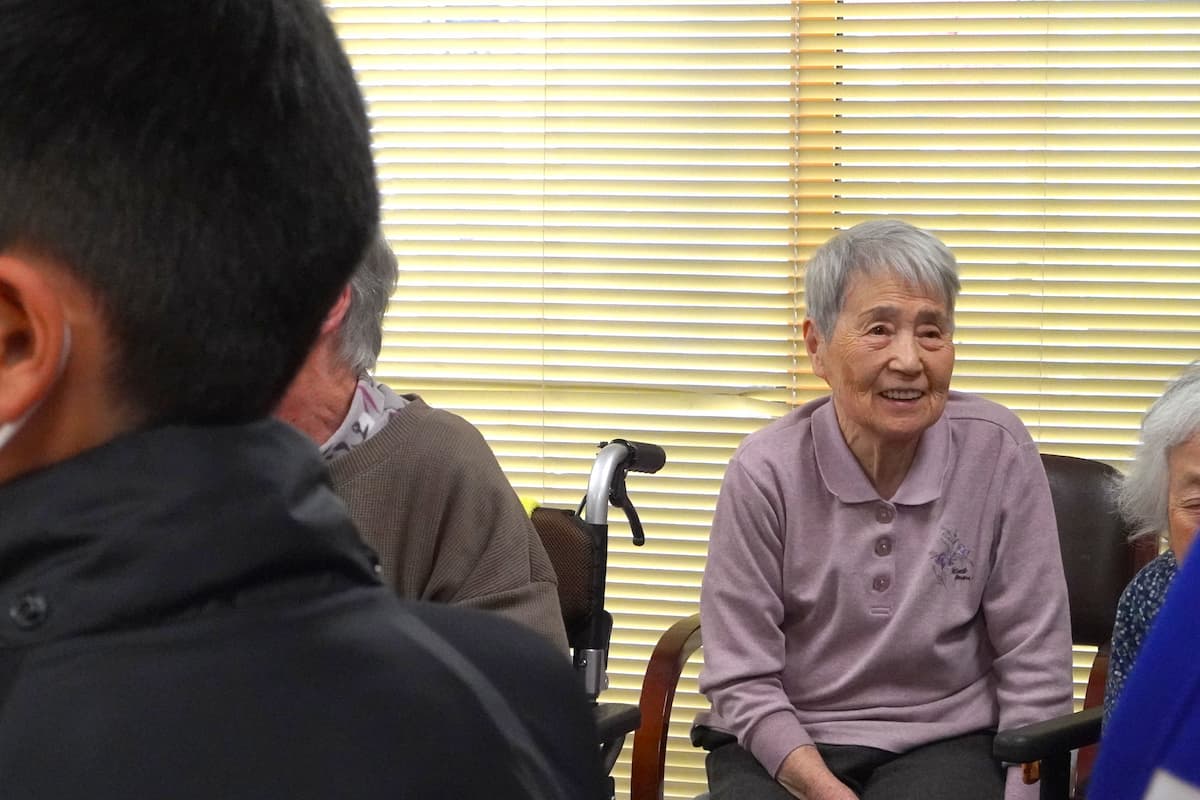 すごいね！とニコニコ笑顔の入居者さん。