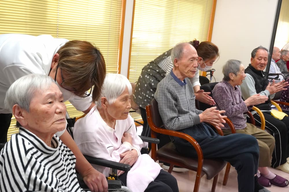 真剣に鑑賞します。