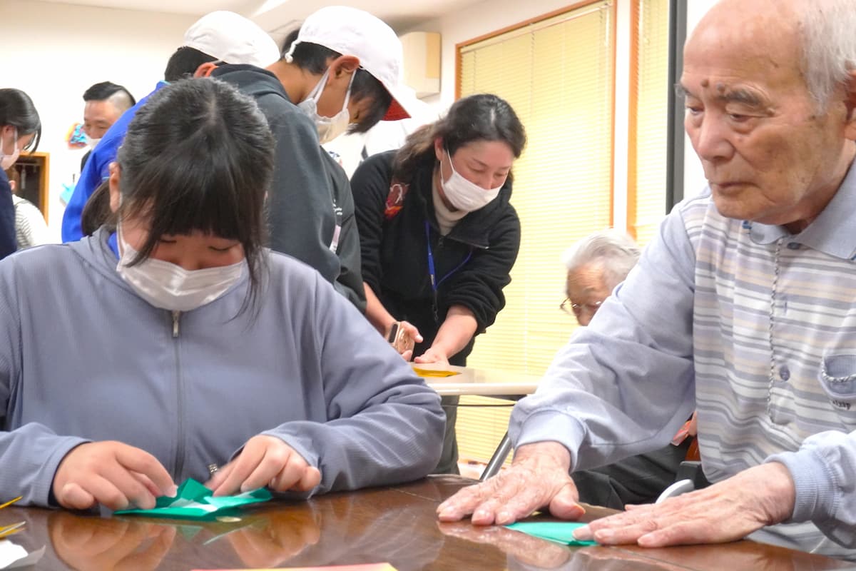マンツーマンで折り方を教わります。
