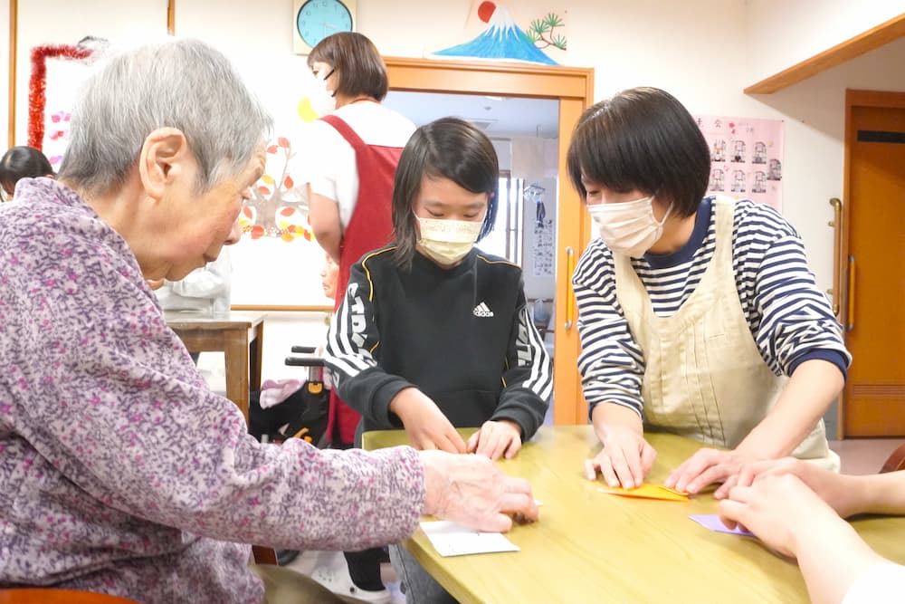 こちらのテーブルでは、スタッフも一緒になって教わります。