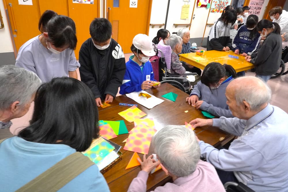 小学生も入居者さんも、みなさん真剣に折り進めます。
