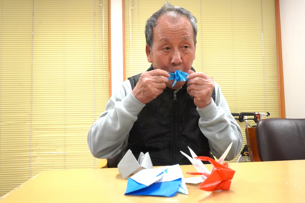 完成した鶴に、息を吹き込みます。