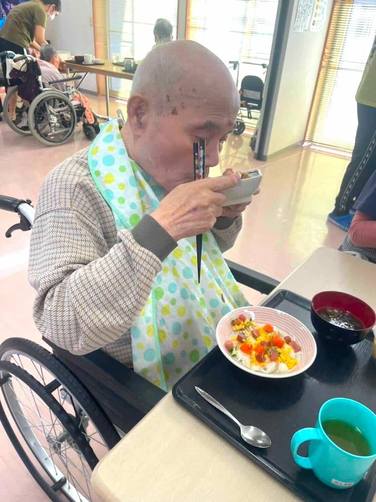 いただきますを待ちきれず、思わず箸が進んでしまいました