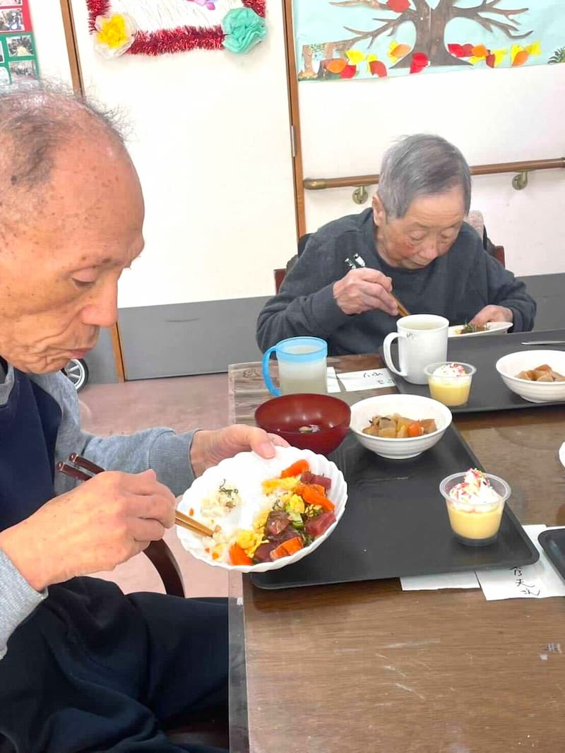 ちらし寿司を黙々と食べ進めます