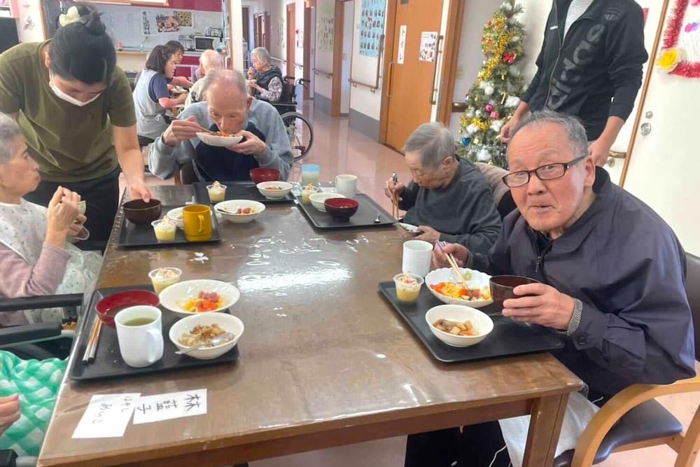 食事の手を止めて、カメラに目線を送ってくれました
