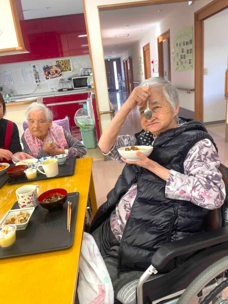 楽しさのあまり、スプーンを鼻に当てて笑顔を見せます