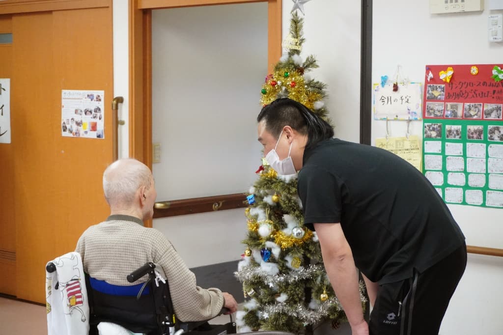 これは何？と、クリスマスツリーを見つめて興味津々に聞いています