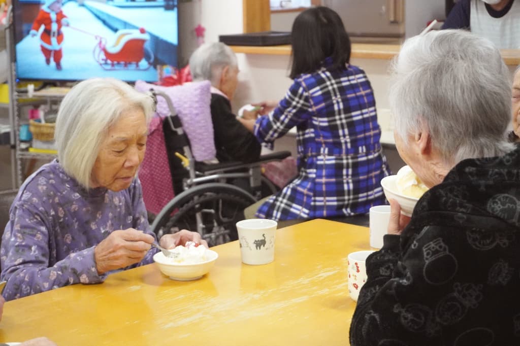 楽しく談笑をしながらおいしいケーキを食べ進めます