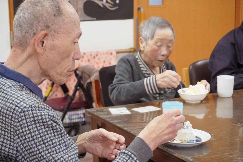先に果物だけ食べてゆっくりケーキを堪能中