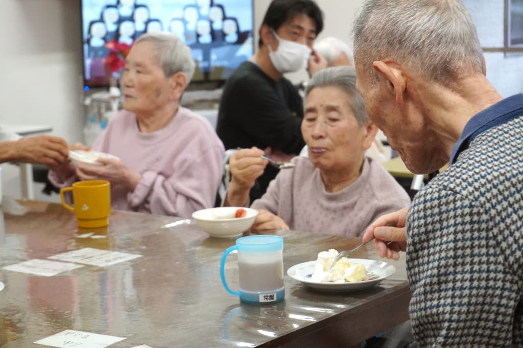 黙々とケーキを楽しんでいる様子を見つめています