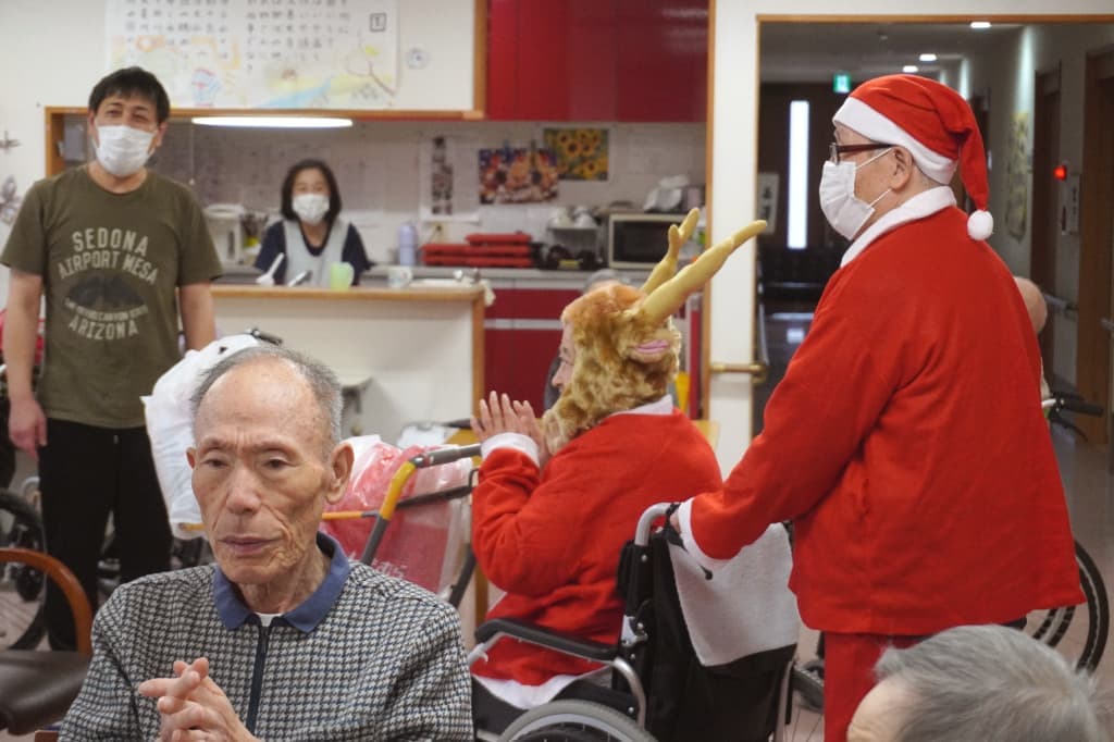 拍手の中、サンタさんたちが皆さんに近づきます