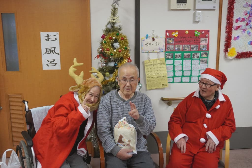 プレゼントを受け取り、ピースで記念撮影！