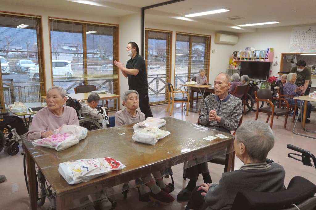 スタッフの手拍子とともにみんなで歌います