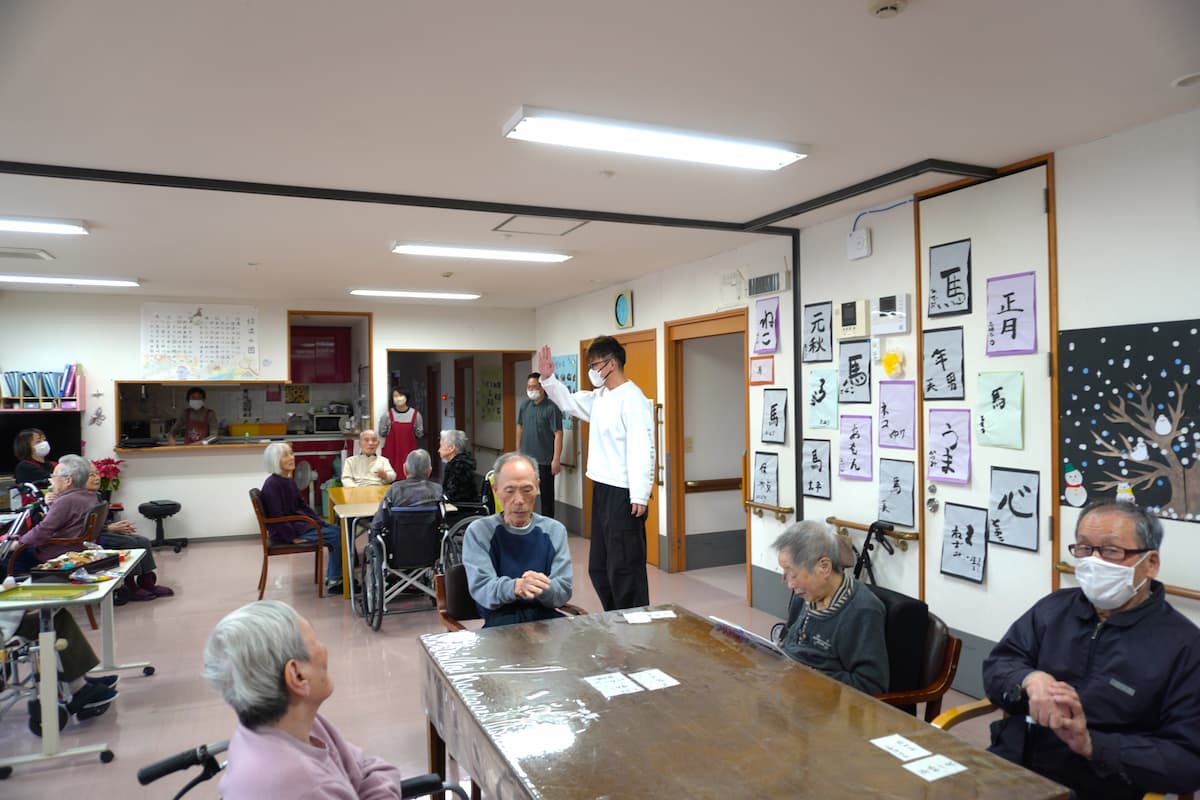 食堂に集まったところで、スタッフの挨拶が始まります。