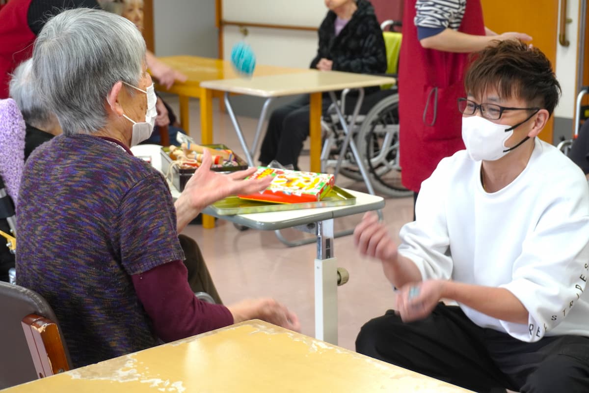 まずはお手玉２つに挑戦。