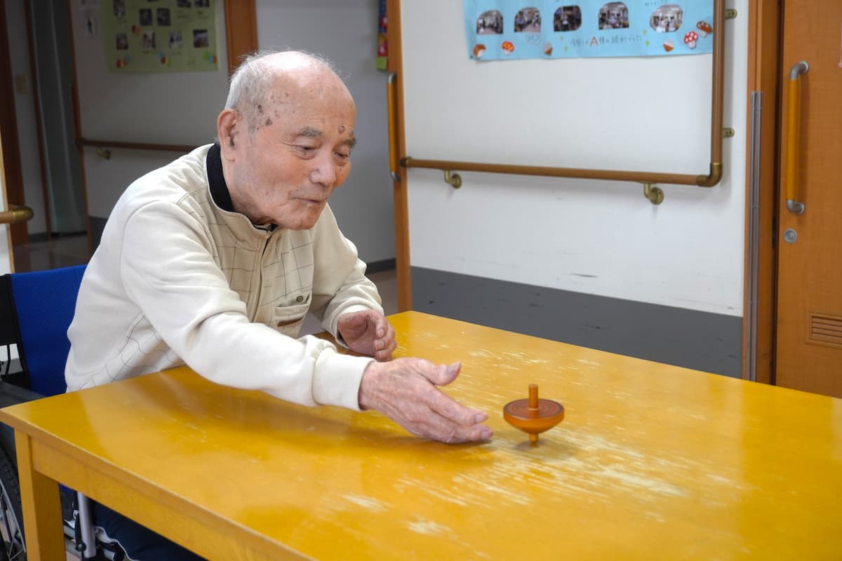 勢いよく回るコマを見て、思わず手を伸ばします。