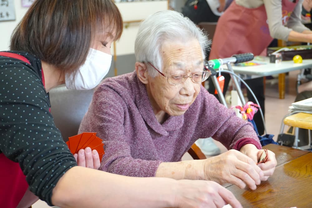 花札の札を見て、悩み中。