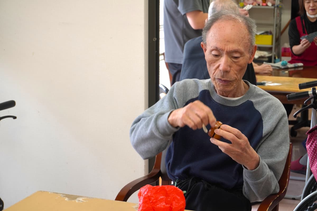 ヨーヨーの紐を丁寧に巻いています。楽しみ方は人それぞれ。