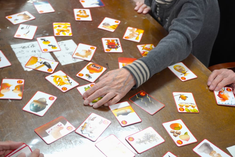 我先にと、かるたの札を叩きます。