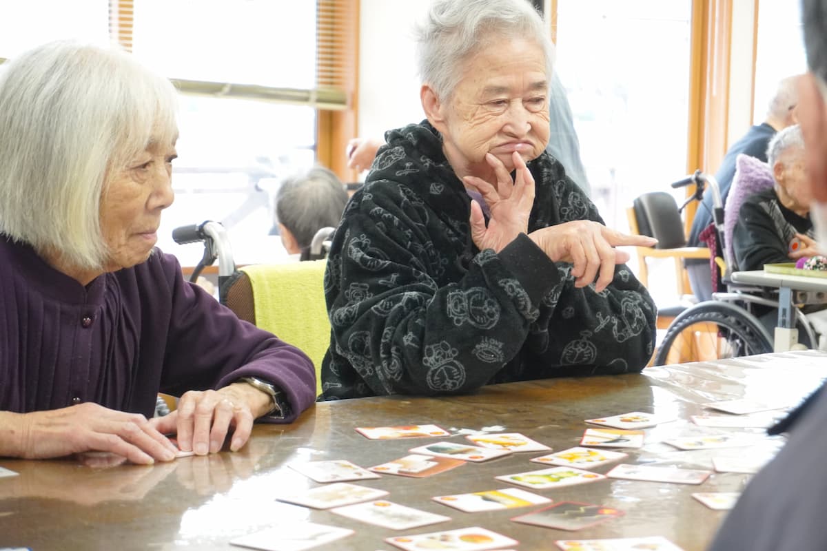 指をさしながら、真剣に覚えます。