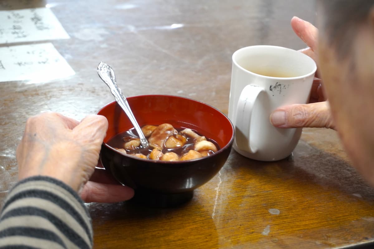 待っていました！とスタッフからお汁粉を受け取ります。