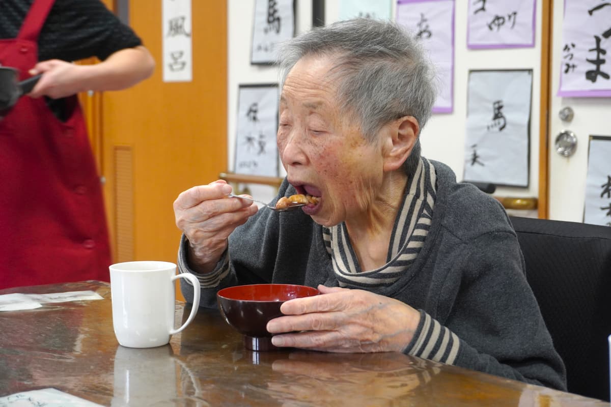 大きな口を開けて、お麩を口に運びます。
