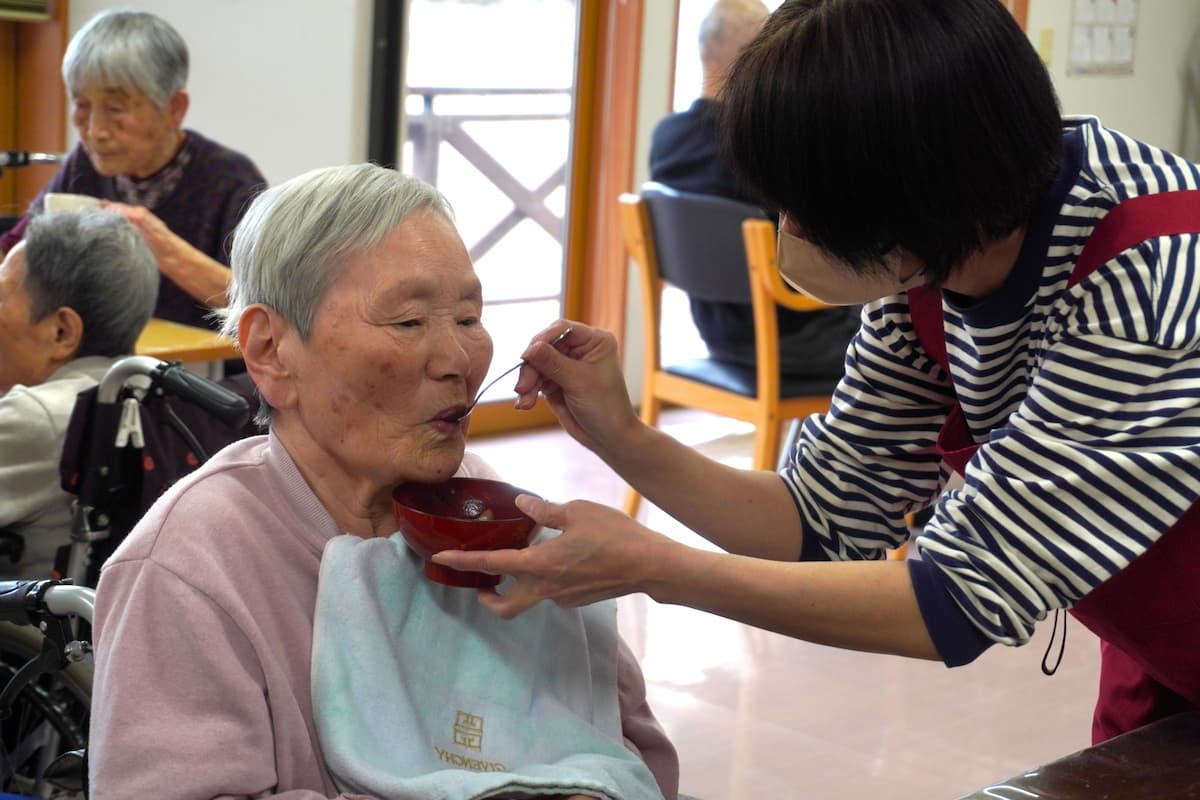 こちらの入居者さんは、スタッフに手伝ってもらいます。