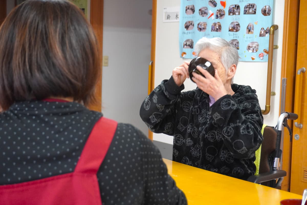 顔が隠れるほどお椀を傾けて、綺麗に完食！