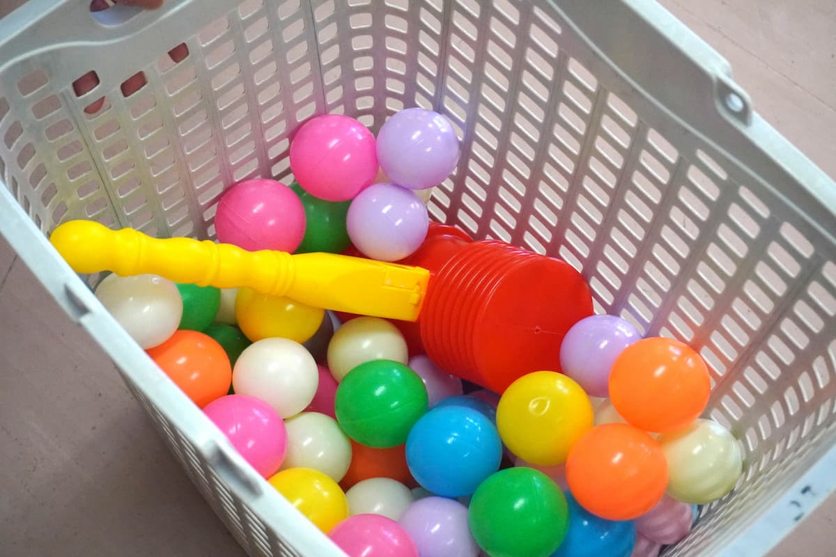 かご一杯に、色とりどりのカラーボールを用意しました。