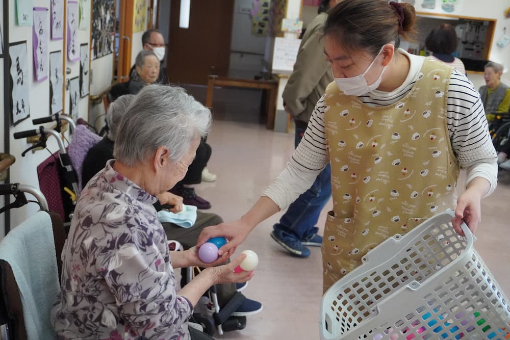スタッフからカラーボールを受け取ります。