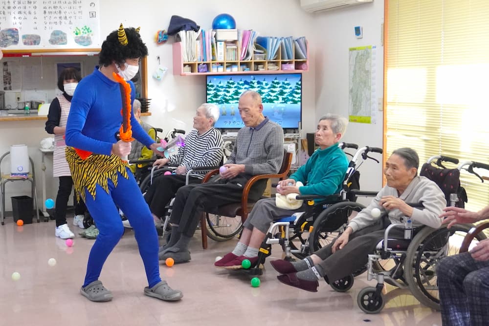 カラーボールが足元に転がります。