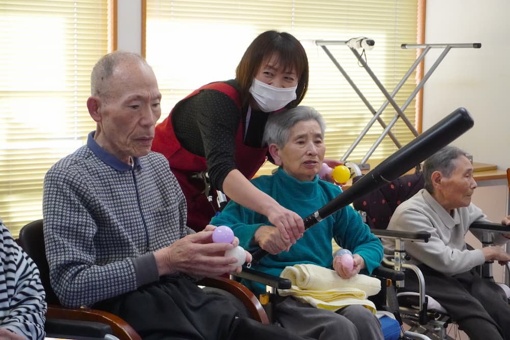 こちらの入居者さんは、スタッフと一緒にバットを持って、何かを企んでいます。バットは柔らかいから安心。