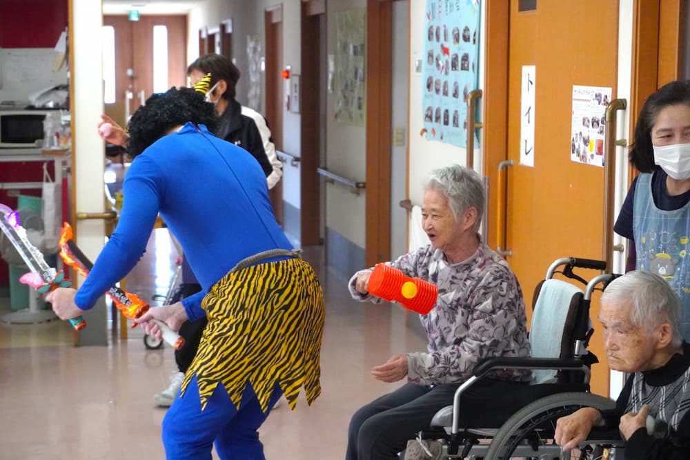 こちらの入居者さんは、ピコピコハンマーで応戦。