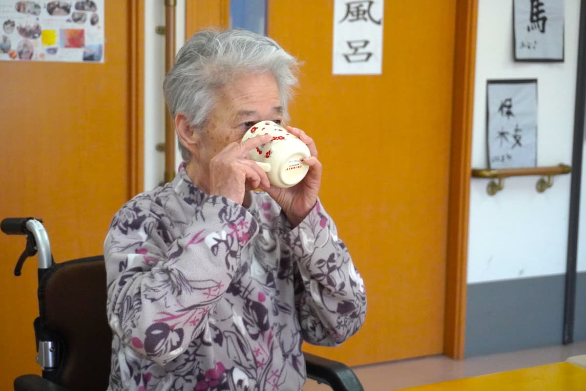 ごくごくと飲み干す入居者さん。