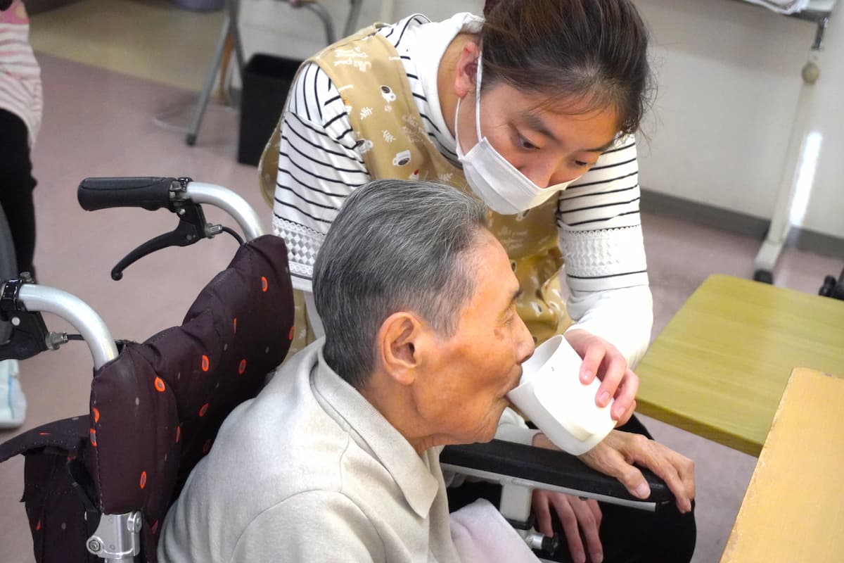 こちらの入居者さんは、スタッフに手伝ってもらいます。