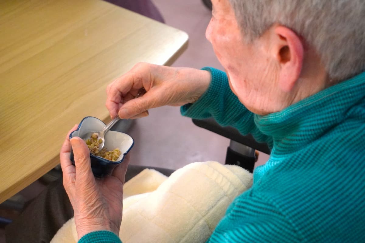 こちらの入居者さんは、細かく切った甘納豆をスプーンに乗せています。