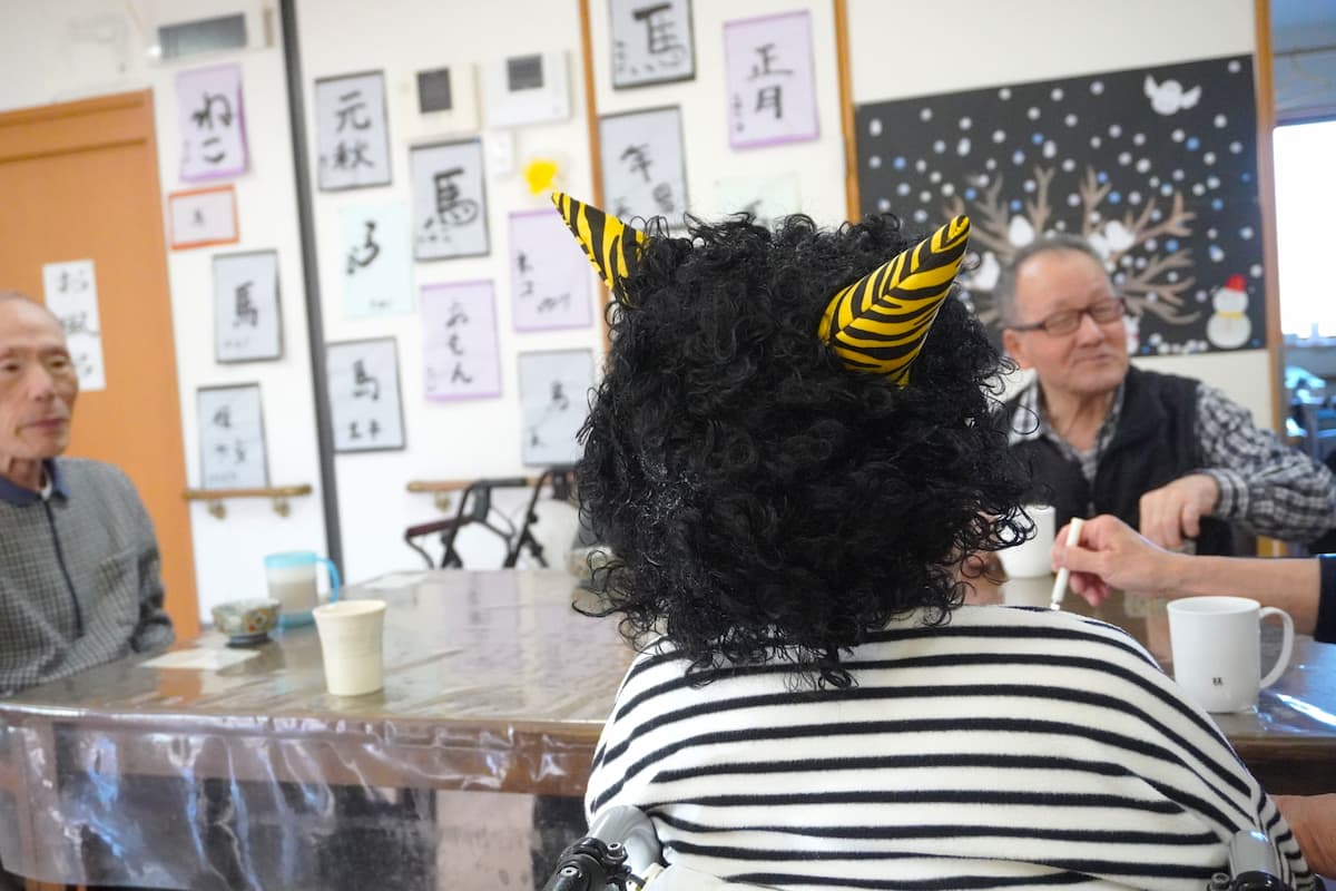 オニ後ろ姿のオニが…