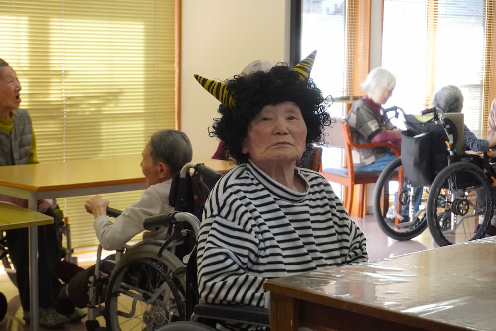 オニのかつらをかぶって、にこにこ笑顔の入居者さん。