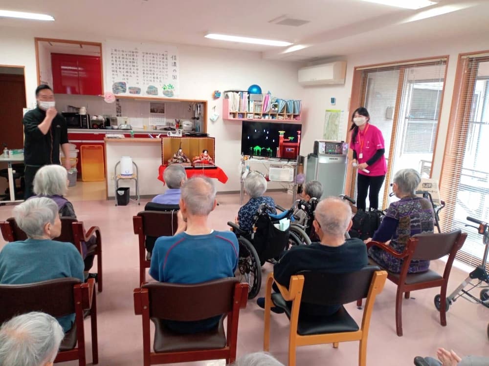 お内裏様とお雛様を見守る入居者さん達、懐かしい思い出が蘇ります…