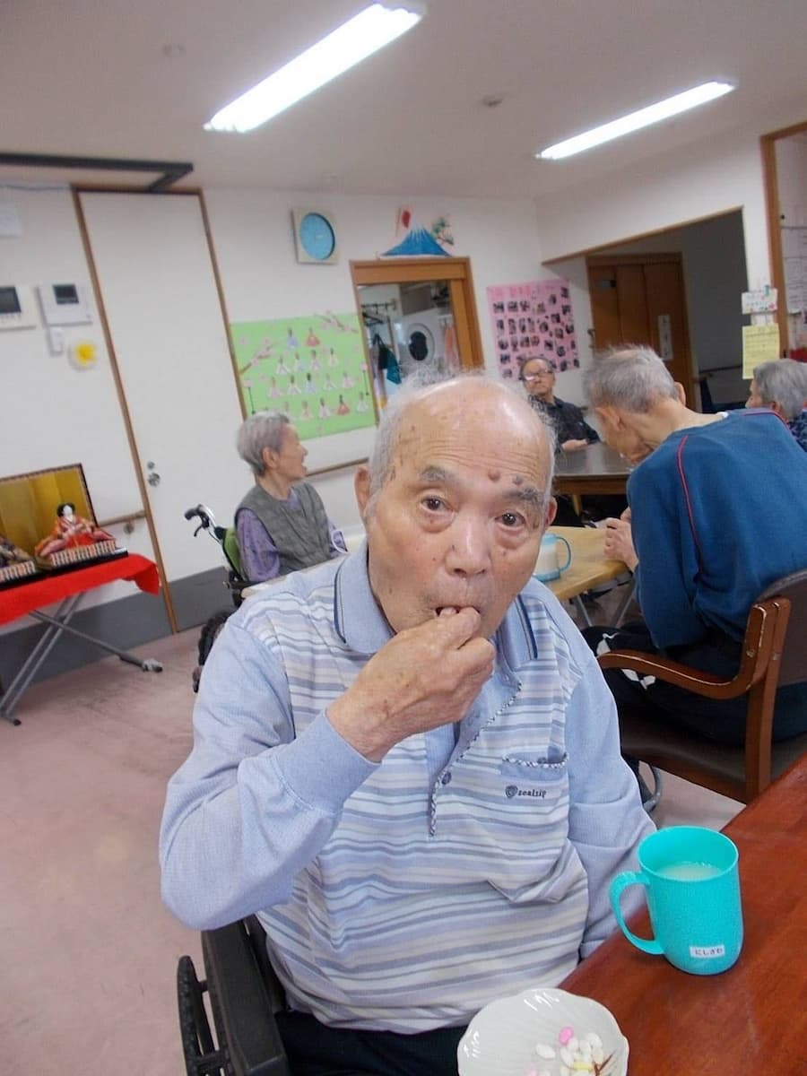 一つずつ、ひなあられを口に運びます