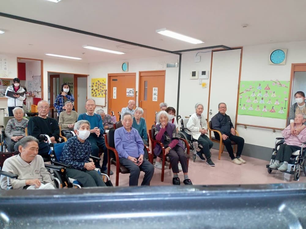 持ってきてくださった機械をまじまじと不思議そうに眺めています