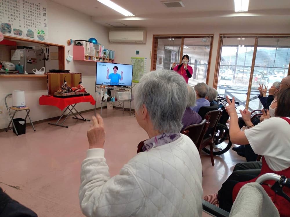 テレビに映っている人を真似して皆でカニのポーズ！