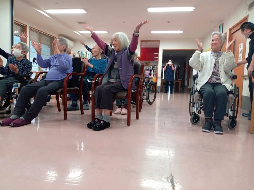大きく手を上にあげて、気持ちよく運動します！