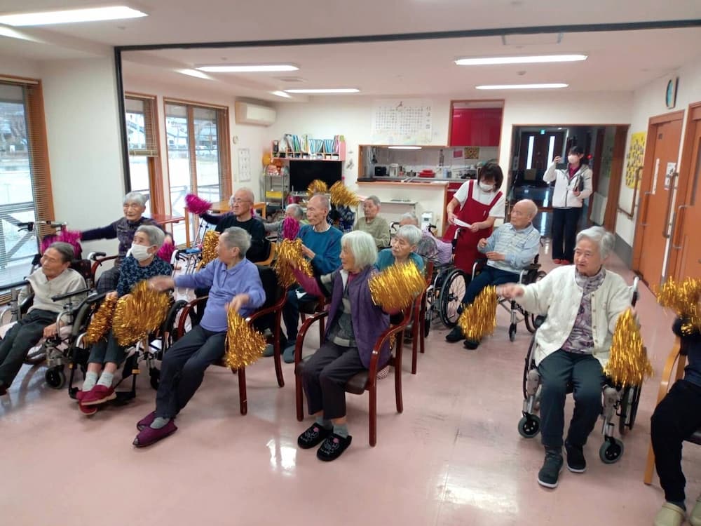 金色のポンポンを両手にもってみんなで大はしゃぎ！