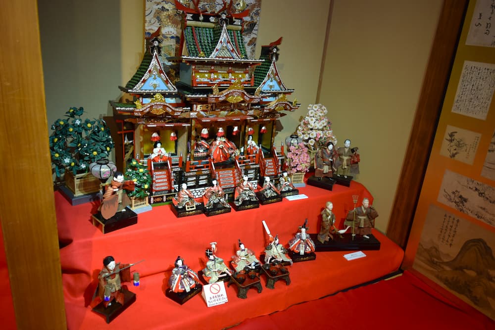 床の間に飾られた、御殿飾りのひな人形