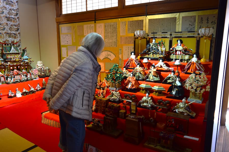 後ろで手を組み、じっくり鑑賞する入居者さん。