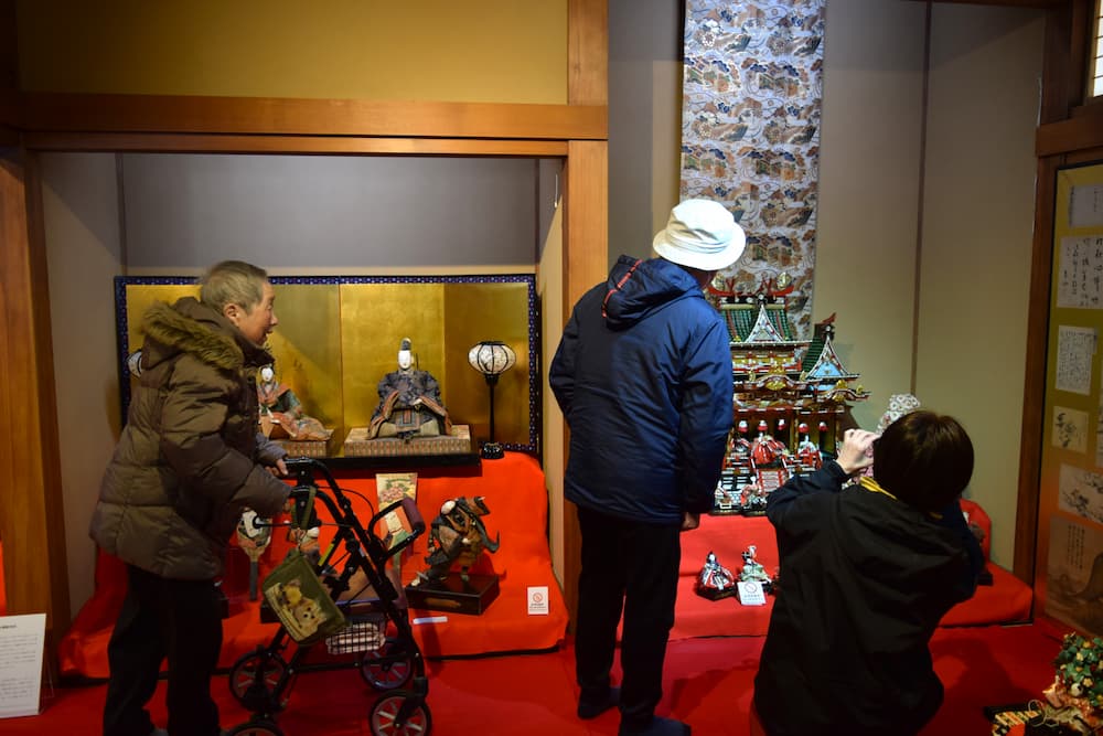 色々なおひなさまを眺めながら歩いていきます。